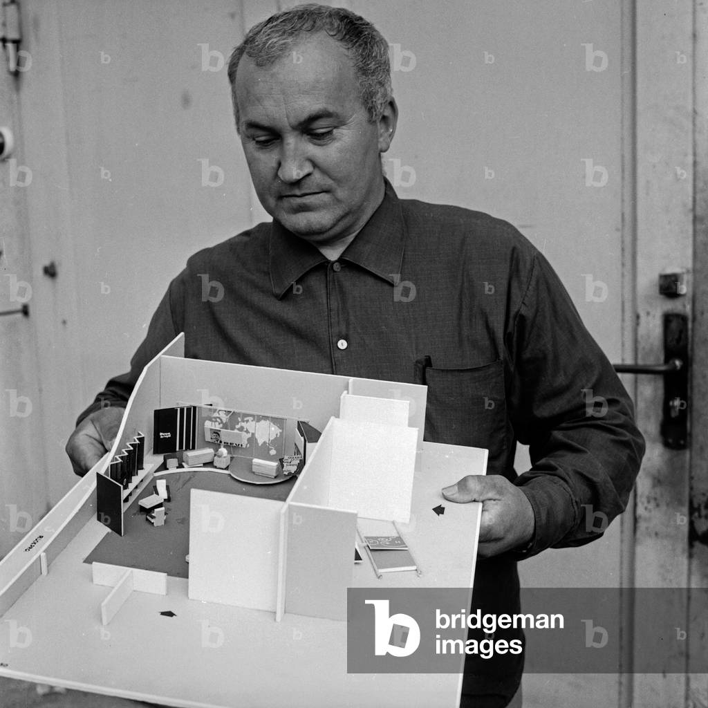 Carpenter with a model of the studio of 