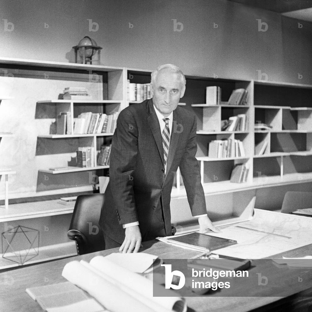 German physicist, author and TV presenter professor Heinz Haber in front of a bookshelf, Germany 1960s