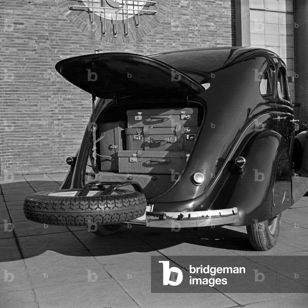 Example for the capacity and freight hold in the boot of a Ford V8, Germany 1930s (b/w photo)