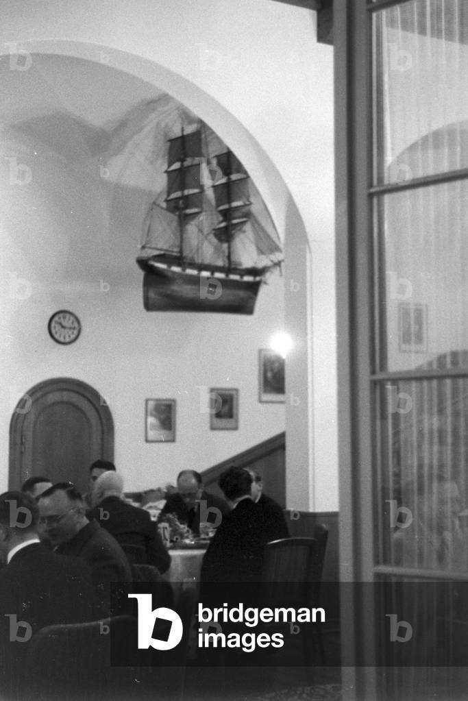 A meeting in the Harnack-Haus in Berlin-Dahlem, Germany 1930s (b/w photo)