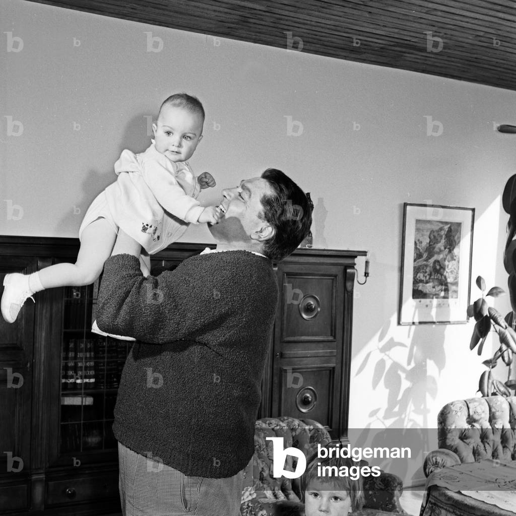 German operetta and opera singer Heinz Hoppe with his youngest child, Germany 1960s