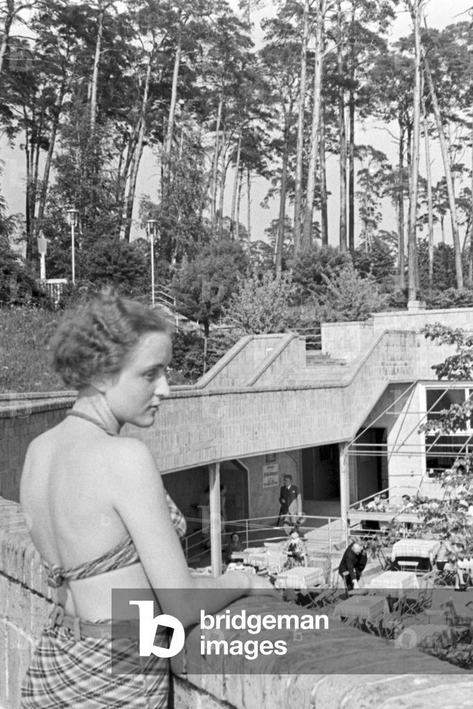 Swimming beauty at lake Wannsee lido in Berlin, Germany 1930s (b/w photo)