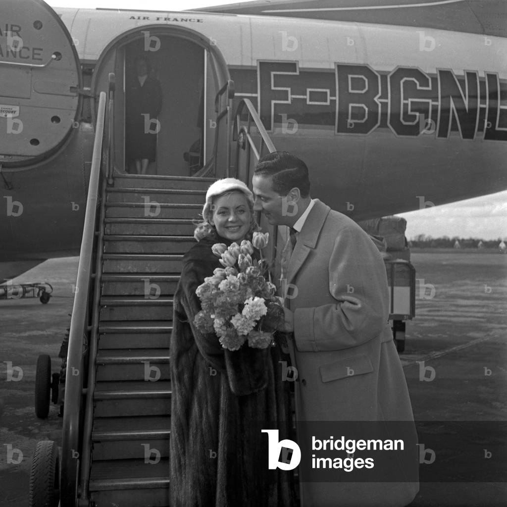 German actor Boy Gobert pcking up singer from Hamburg airport, Germany 1950s