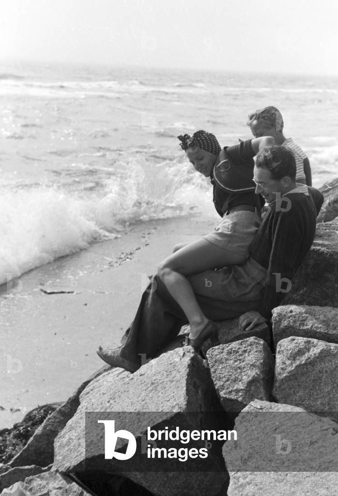 Summer vacations on the Baltic Sea, Germany 1930s (b/w photo)