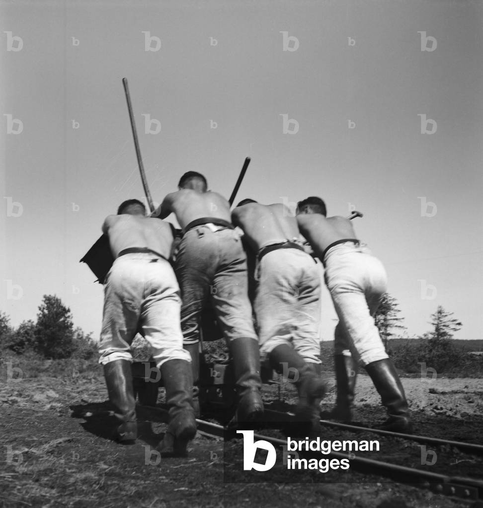 Soldiers during construction work in summer, Germany 1930s (b/w photo)