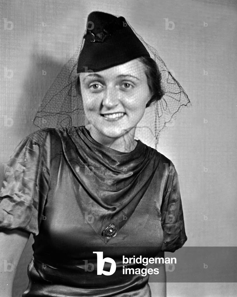 A lady at the photo studio in contemporary fashion, Germany 1930s (b/w photo)