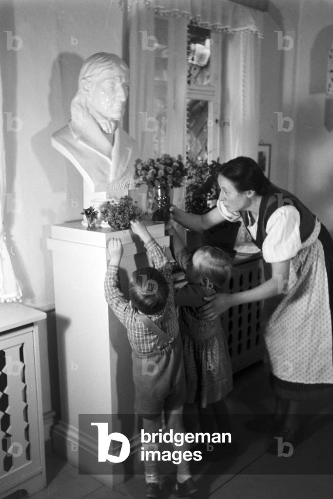 Toddlers in the kindergarten of the Fröbelhaus in Oberweißbach, Germany 1930s (b/w photo)
