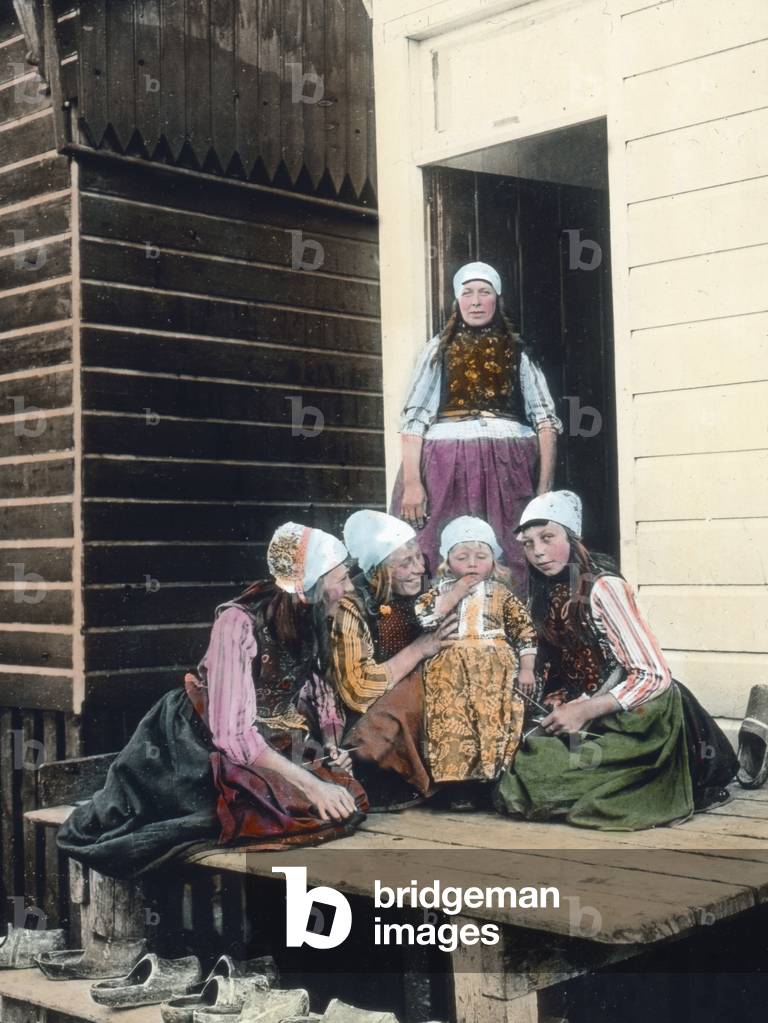 Netherlands, portrait of a Dutch family. Proud mother with her four daughters. Image date: circa 1920. Carl Simon Archive