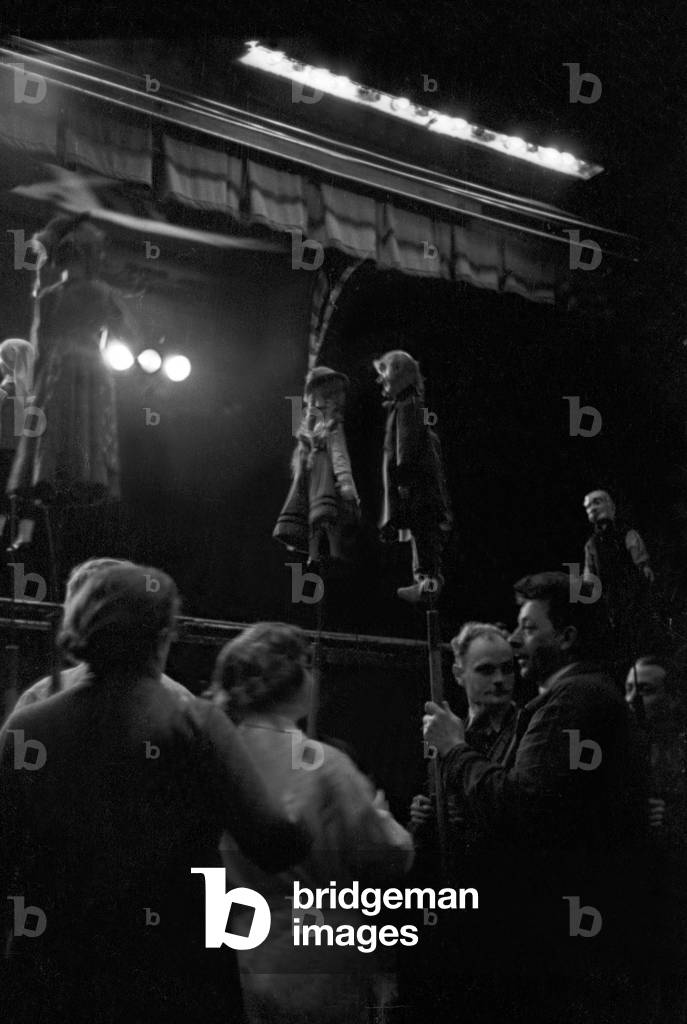 The puppeteers behind the stage of the Haenneschen Theatre at Cologne, Germany 1930s (b/w photo)