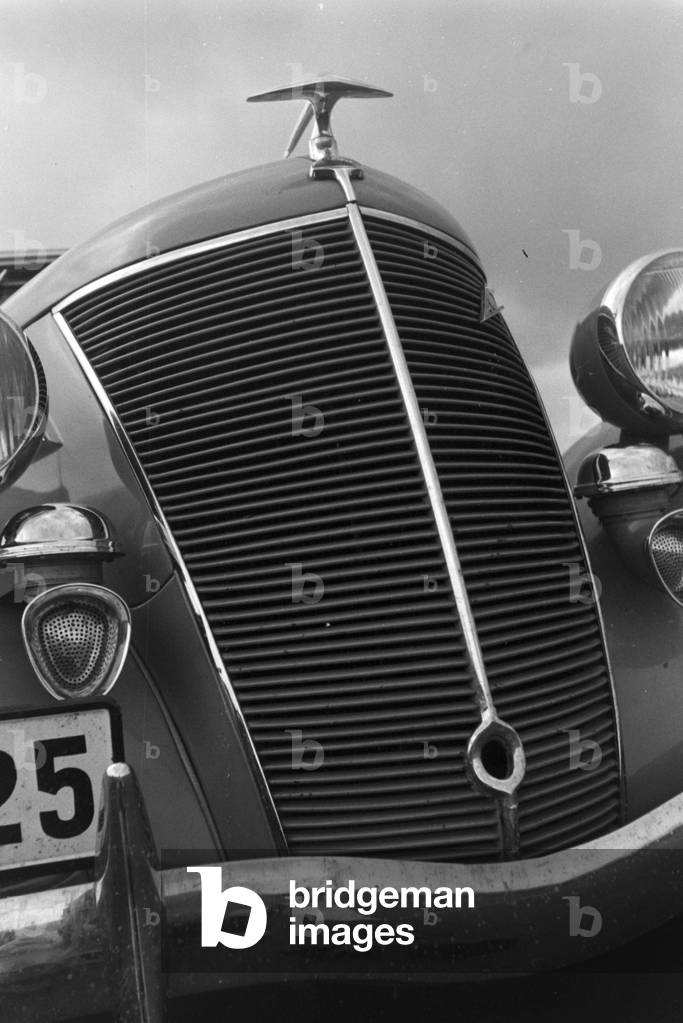 Face of the Ford V8 (b/w photo)