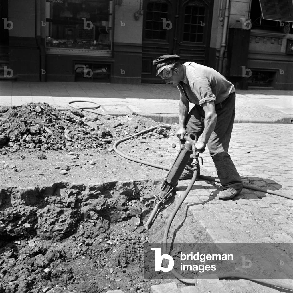 Construction worker working at a construction area in Wuppertal, 1930s (b/w photo)