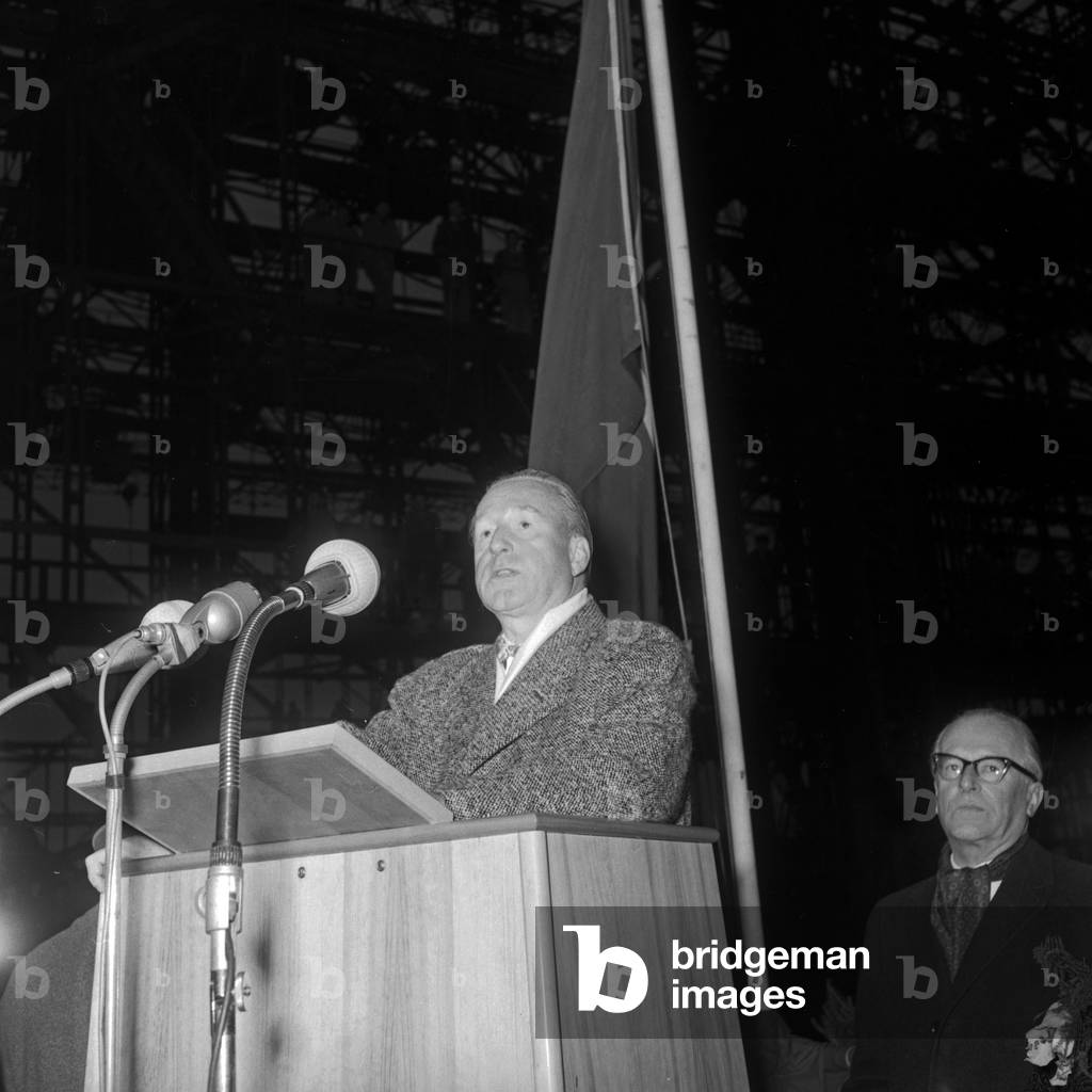 Delivering a speech to the launching of tankship 