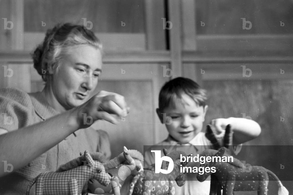 An artisan sewing cuddly toys, Germany 1930s (b/w photo)