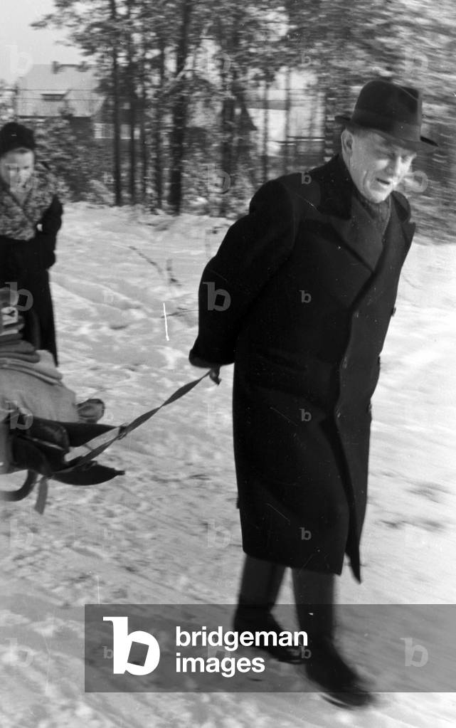 A family celebrating Christmas, Germany 1930s (b/w photo)