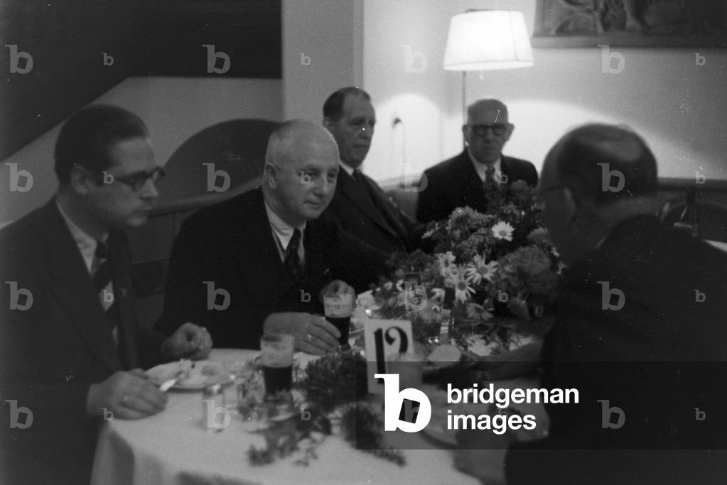 A meeting in the Harnack-Haus in Berlin-Dahlem, Germany 1930s (b/w photo)