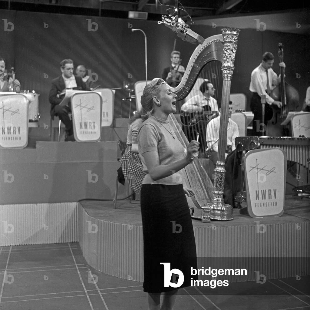Singer doing rehearsals with the NWRV orchestra, Germany 1950s