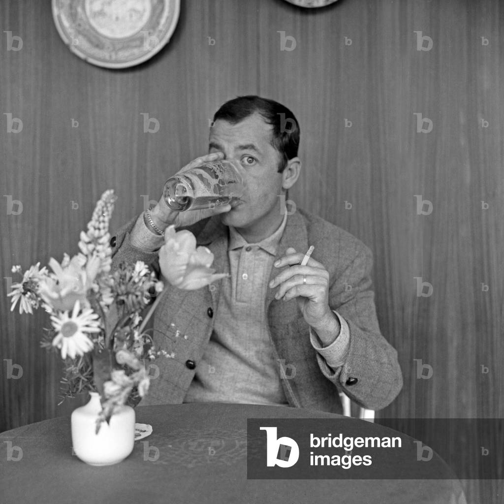The British singer, actor, radio and TV presenter Chris Howland having a beer, Hamburg 1960s