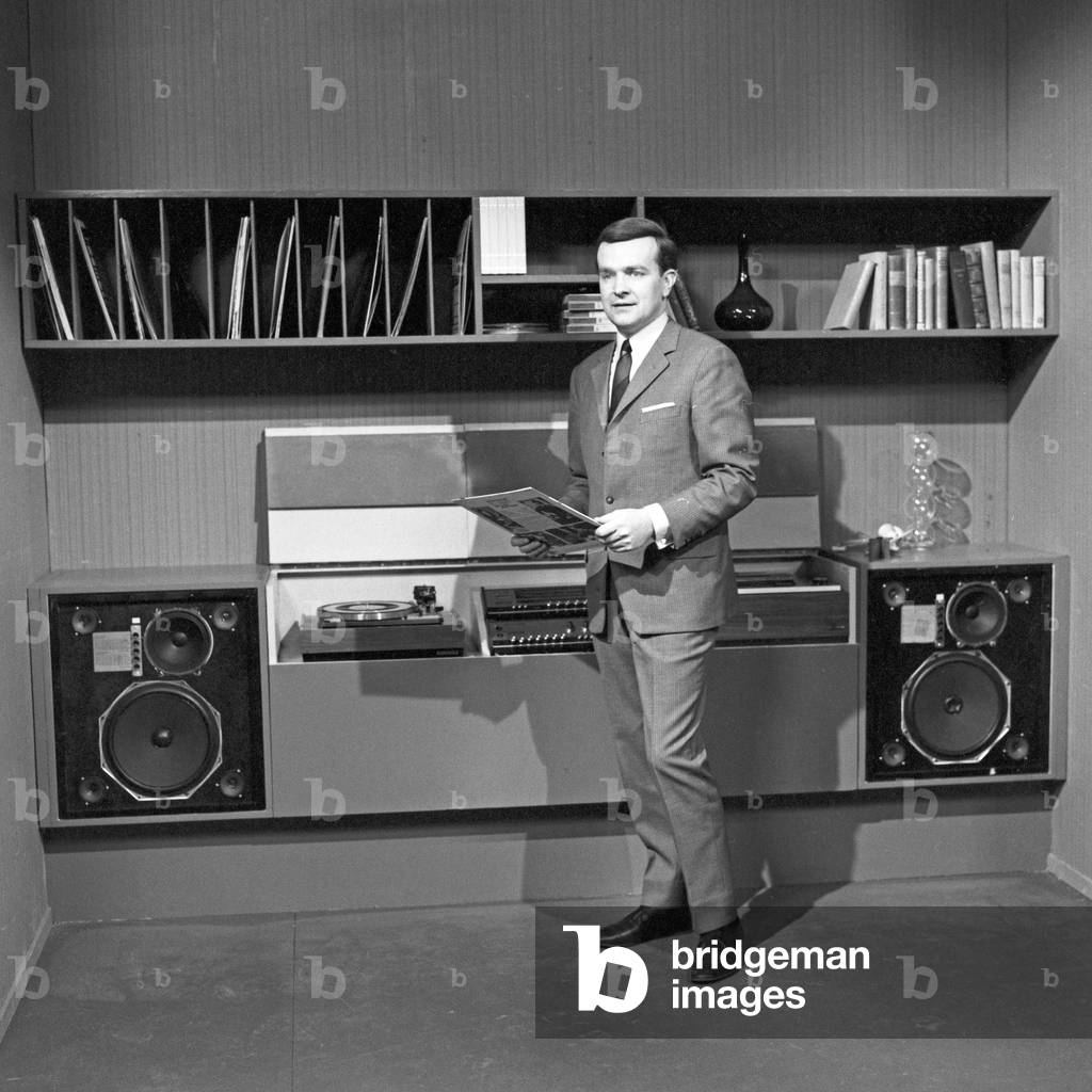 Presenter Wilfried Koehnemann explains the integration of a stereo unit into a living room in the advisory show 
