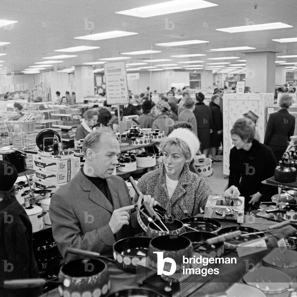 Norwegian actress Lise Fjeldstat arriving at Hamburg for casting in 