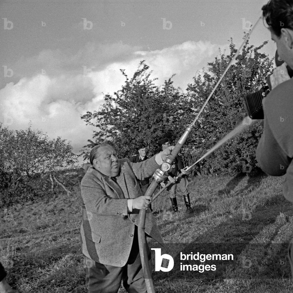 Hamburg actor Walter Scherau producing a special at the village Berlin in Segeberg district, Germany 1950s