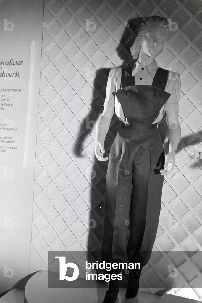 Display dummy wearing a suit, made of the synthetic rubber vistra of the chemistry company I, G. Farbenindustrie AG, Germany 1940s (b/w photo)