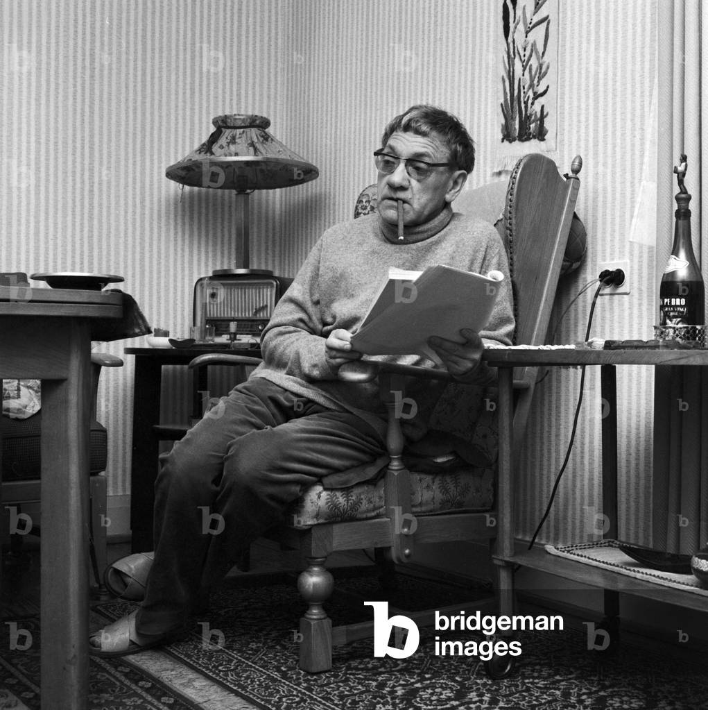 German actor and audio drama speaker Joseph Offenbach in his living room, beginning 1960s
