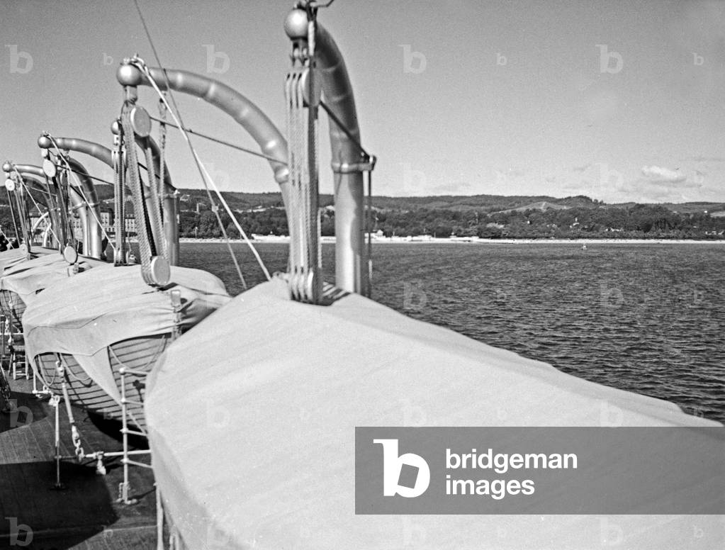 View to the harbor at the departure of a vessel of the Seedienst Ostpreussen, 1930s (b/w photo)