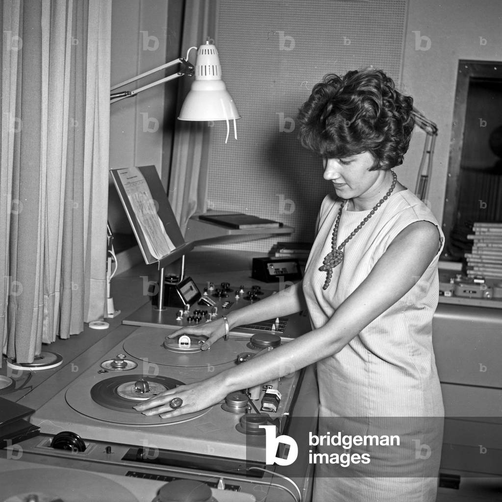 Motion and sound countent being meixed for German news show 