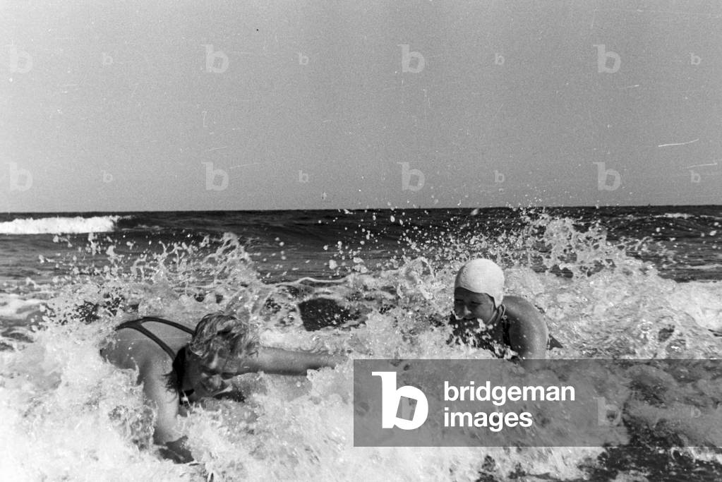 A family on vacation at the Baltic Sea, Deutsches Reich 1930s (b/w photo)