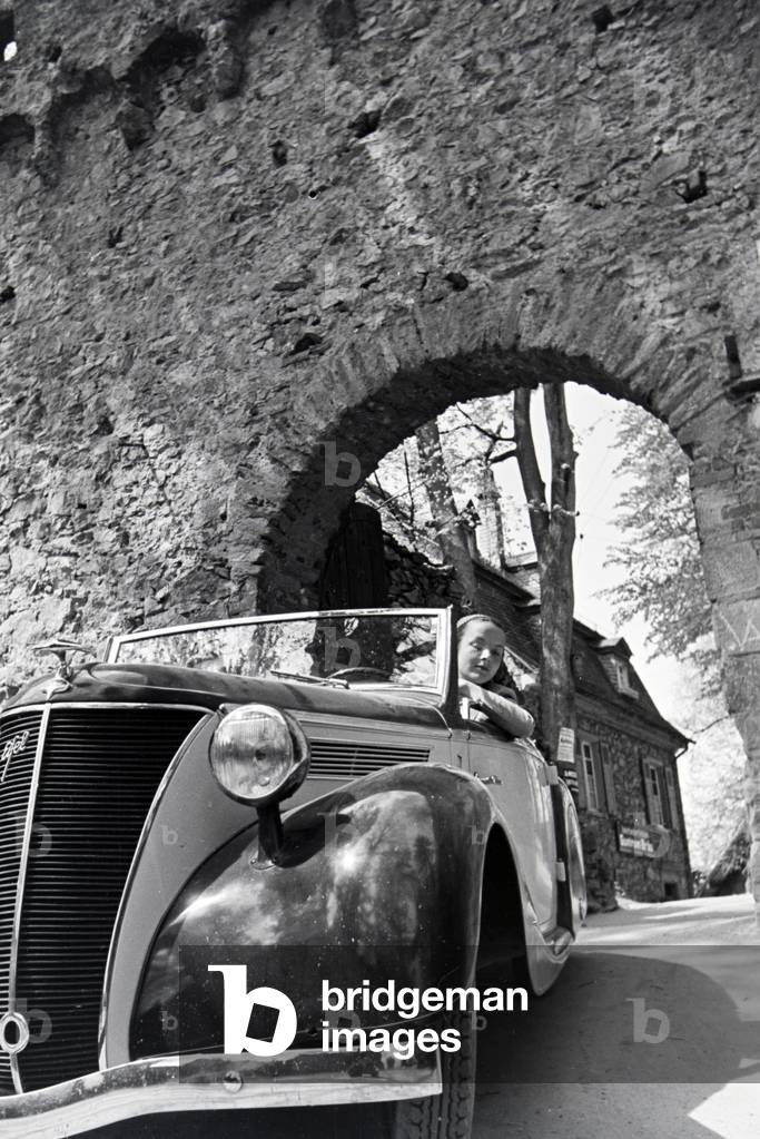 An excursion to the Auerbach castle, Germany 1930s (b/w photo)