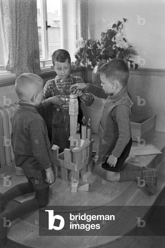 Toddlers playing in the kindergarten of the Fröbelhaus in Oberweißbach, Germany 1930s (b/w photo)