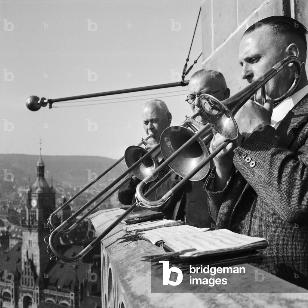 Brass ensemble at the belfry of Stiftskirche church in the city of Stuttgart, Germany 1930s (b/w photo)
