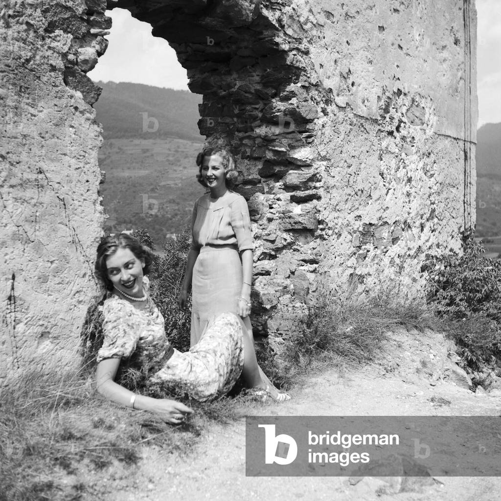 Two young women at the remains of a castle in the Wachau area in Austria, Germany 1930s (b/w photo)