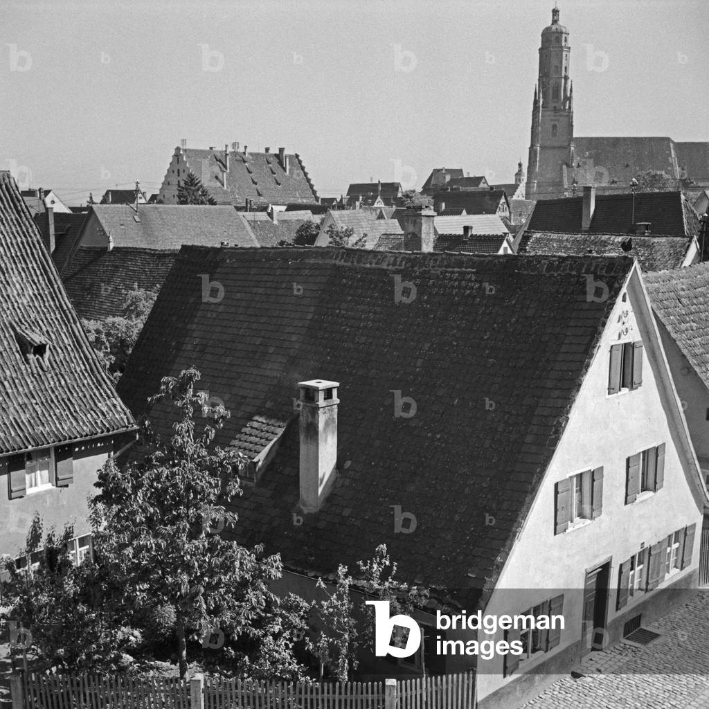 Houses at the old city of Noerdlingen with the St Geiorge's church, also called Daniel, Germany 1930s (b/w photo)