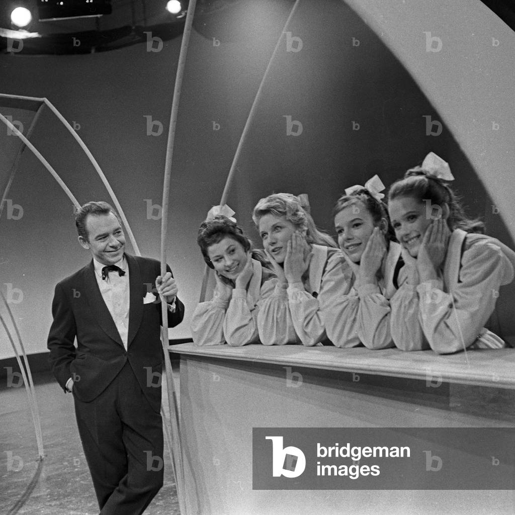 German pianist, band leader and singer Paul Kuhn with four dancers in his TV show 