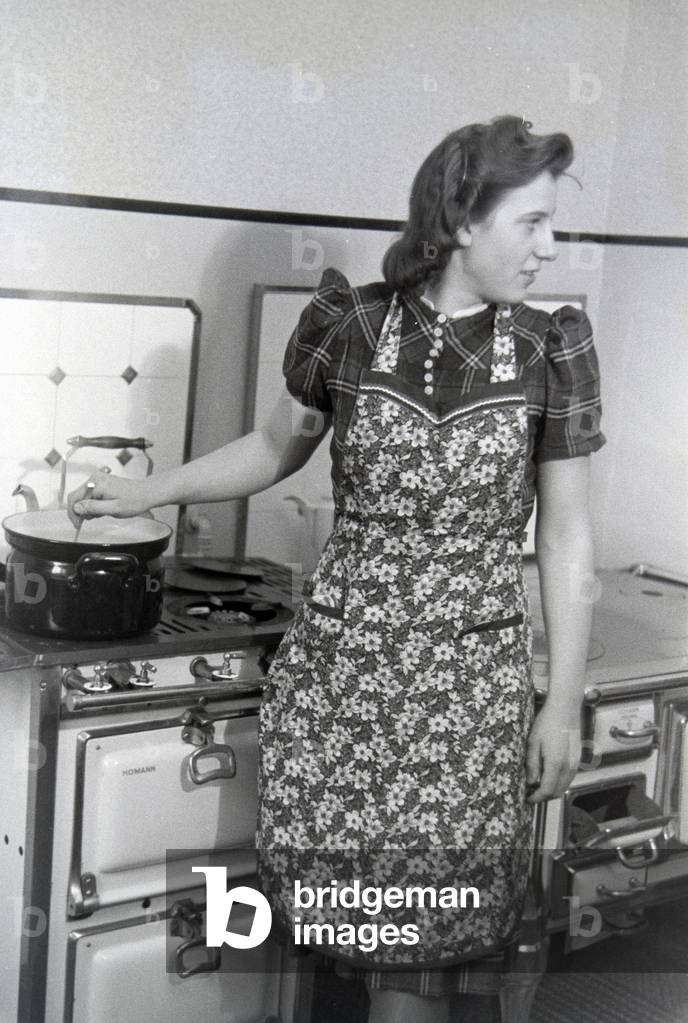 World champion Anni Kapell at her family, Germany 1941 (b/w photo)