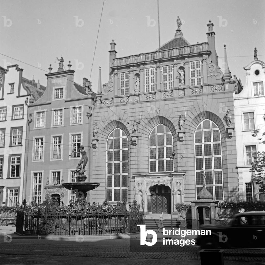 The Artushof building is the stock exchange of Danzig, Germany 1930s (b/w photo)