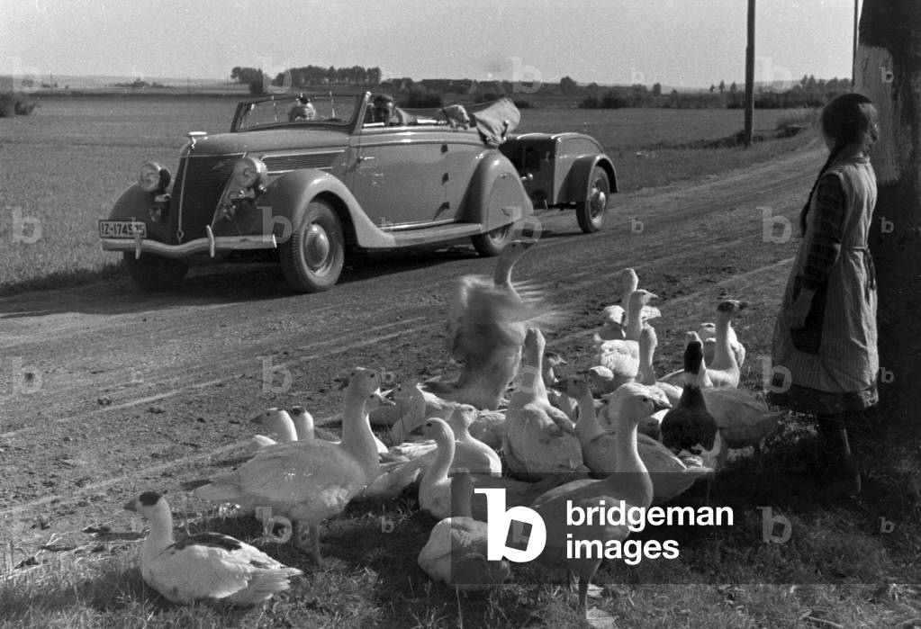 Travelling in a Ford V8, Germany 1930s (b/w photo)
