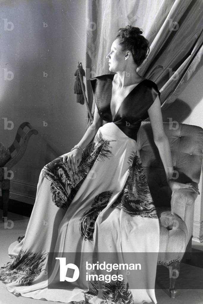 A model trying a dress of fashion designer Nina Carell and Heinz Schulze-Bibernell, Germany ca.1939 (b/w photo)