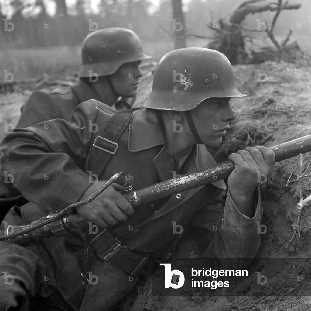Flamthrower, Germany 1940s (b/w photo)