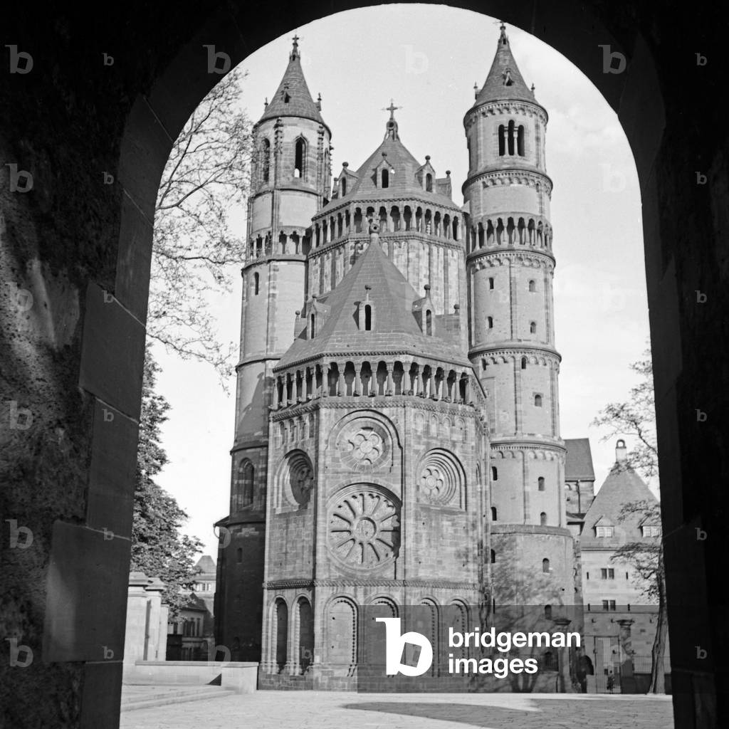 Eastern front of the Worms cathedral, Germany 1930s (b/w photo)