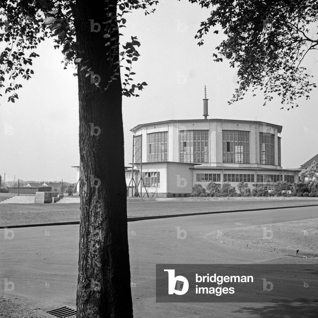 Gelsenkirchen exhibition hall at Wildenbruchplatz square, Germany 1930s (b/w photo)