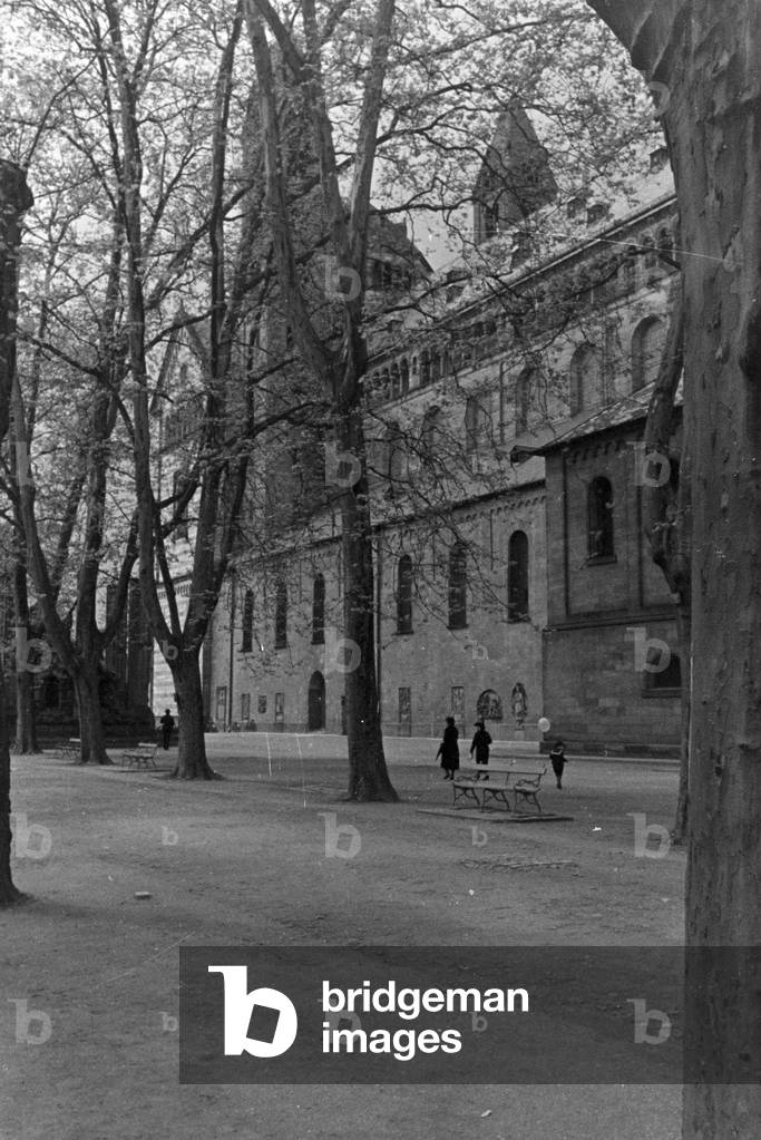 An excursion to the Speyer Cathedral, Germany 1930s (b/w photo)