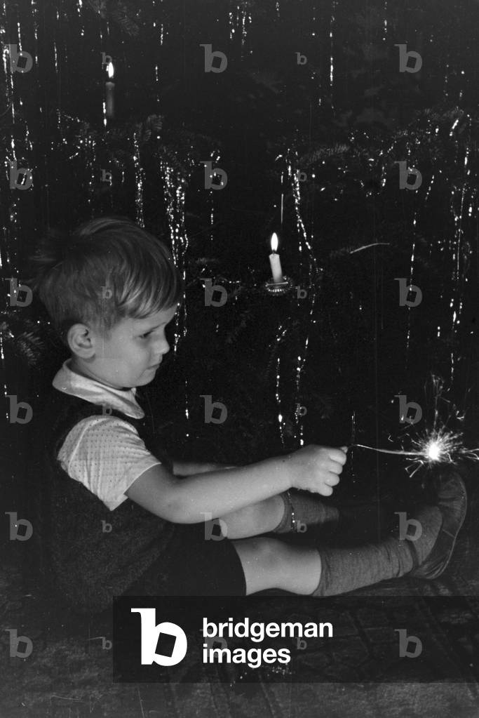 A family celebrating Christmas, Germany 1930s (b/w photo)