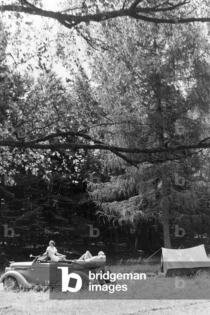 A camping trip with the car, Germany 1930s (b/w photo)