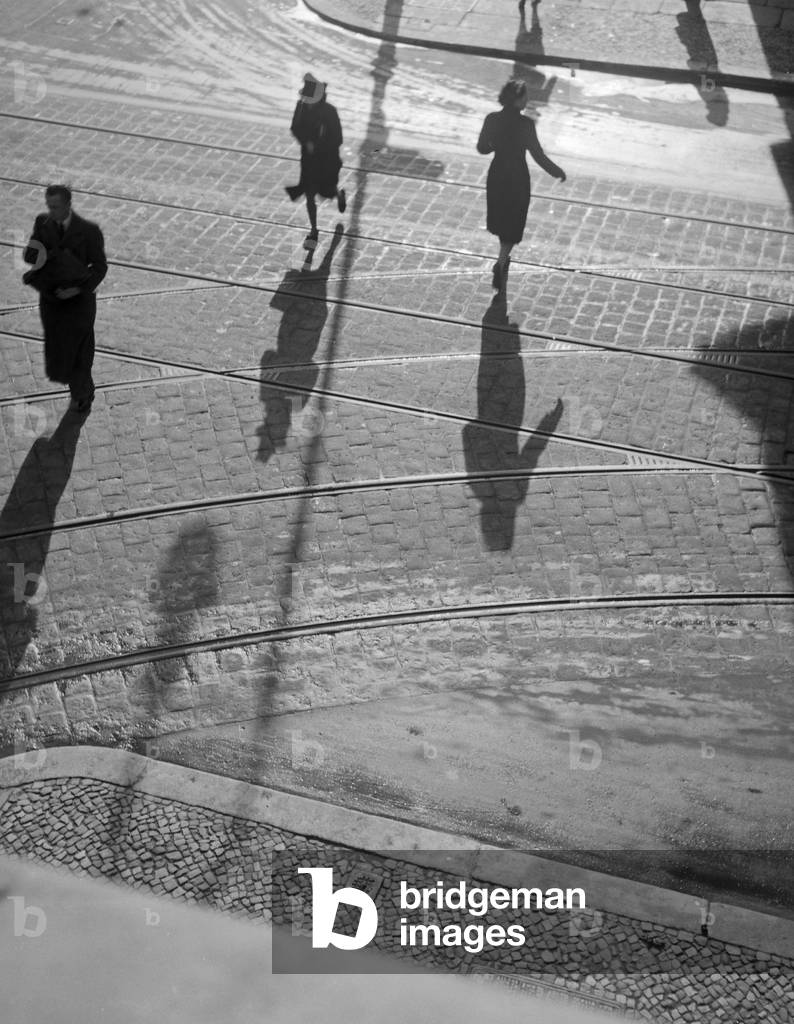 people at a street in Berlin with their shadows, Germany 1930s (b/w photo)