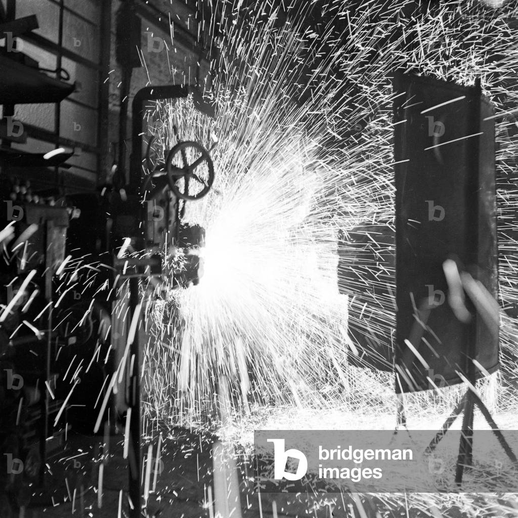 Wide shields as a protection from flying firebrands at a roll thread factory, Germany 1930s (b/w photo)