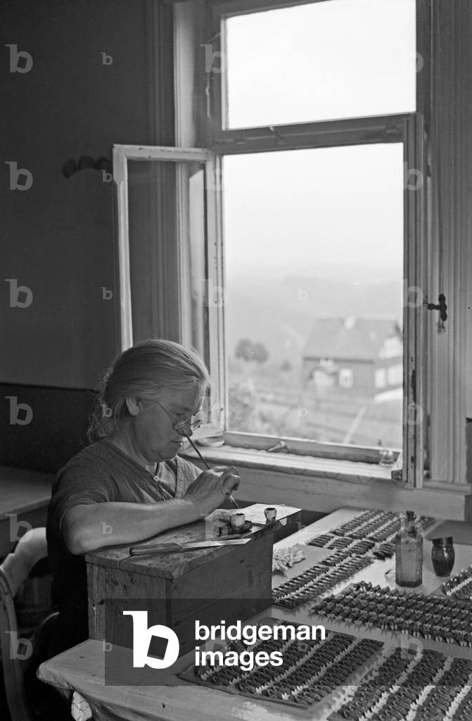 A female porcellain painter at work at the porcellain factory at Graefenthal, Thuringia, Germany 1930s (b/w photo)