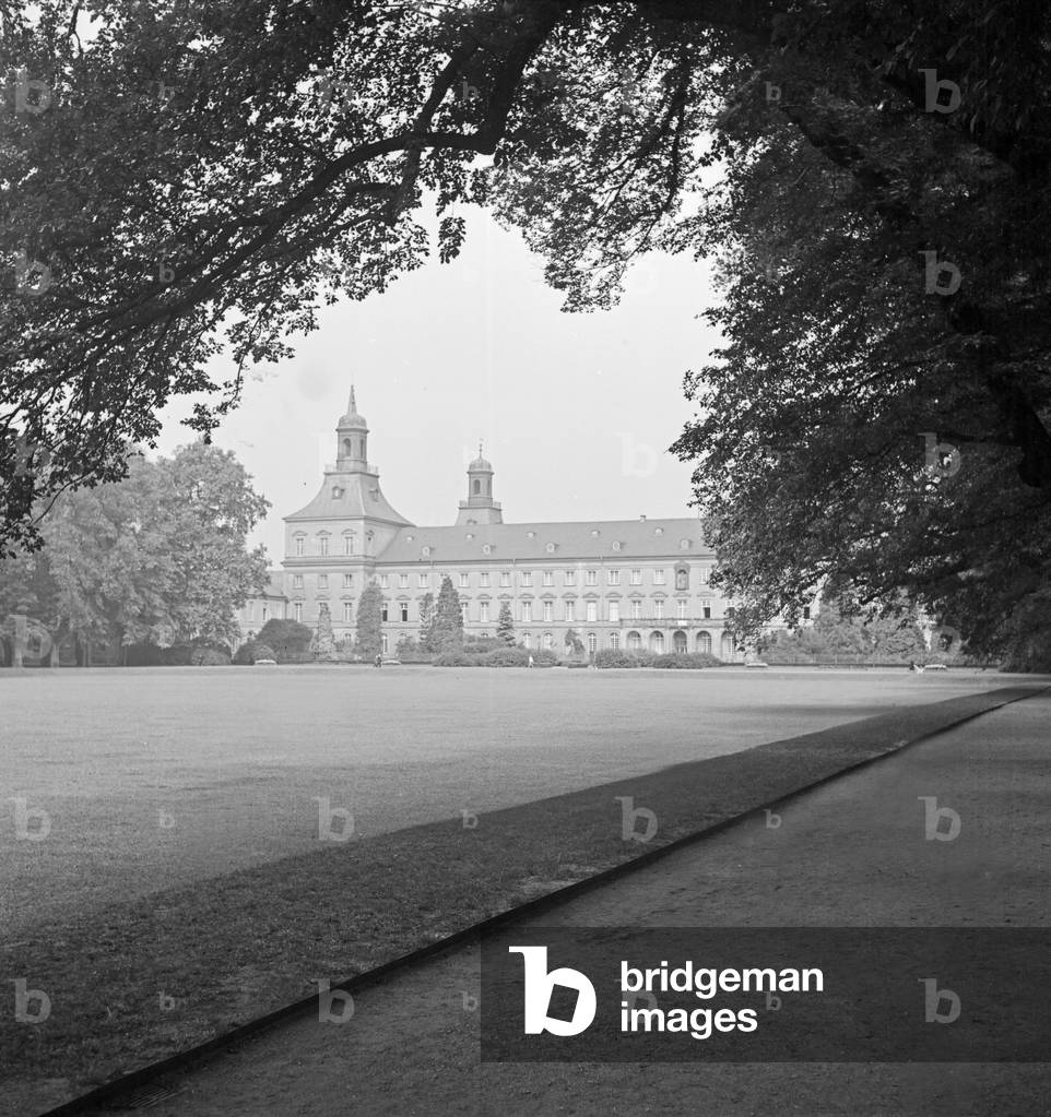 The courtyard of Rheinische Friedrich Wilhelms university at Bonn, Germany 1930s (b/w photo)