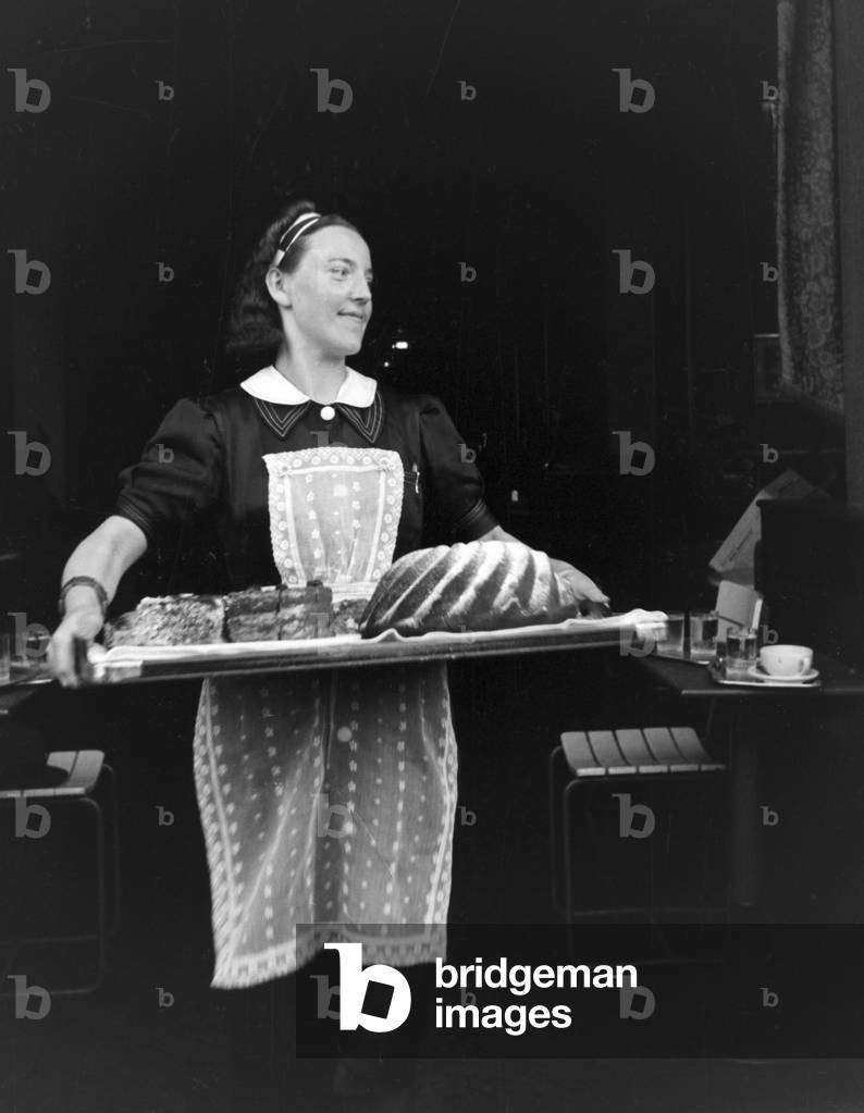A cozy afternoon in a Viennese coffeehouse, Germany 1930s (b/w photo)